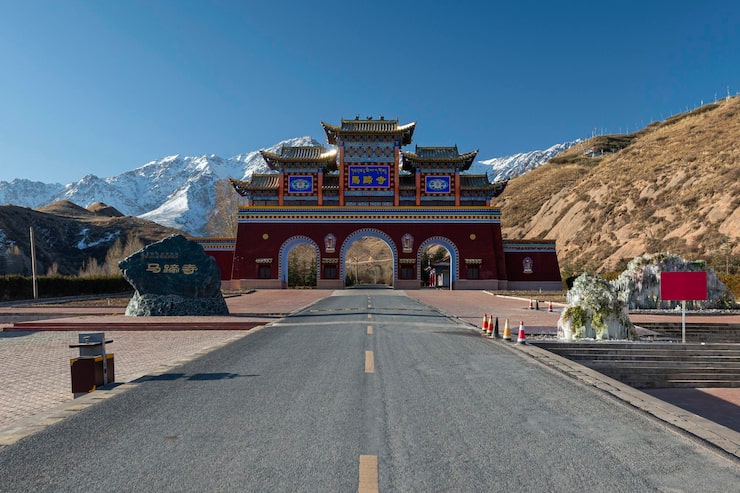 road amidst buildings against sky_1048944 23887077
